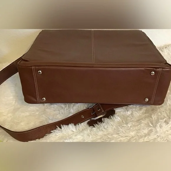 Leather Crossbody bag w/interior organizer pocket, and built-in laptop section.